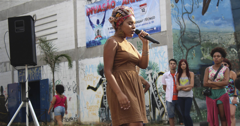 Tanto funkeiras quanto as artistas do hip hop têm dado um viés feminista às letras e performances. Na foto, apresentação no Centro Cultural Grajaú – Foto: Divulgação/Frente Nacional Mulheres no Hip Hop