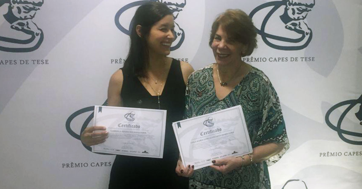Premiação Capes - aluna Gabriela e profa Leila com certificados.jpg