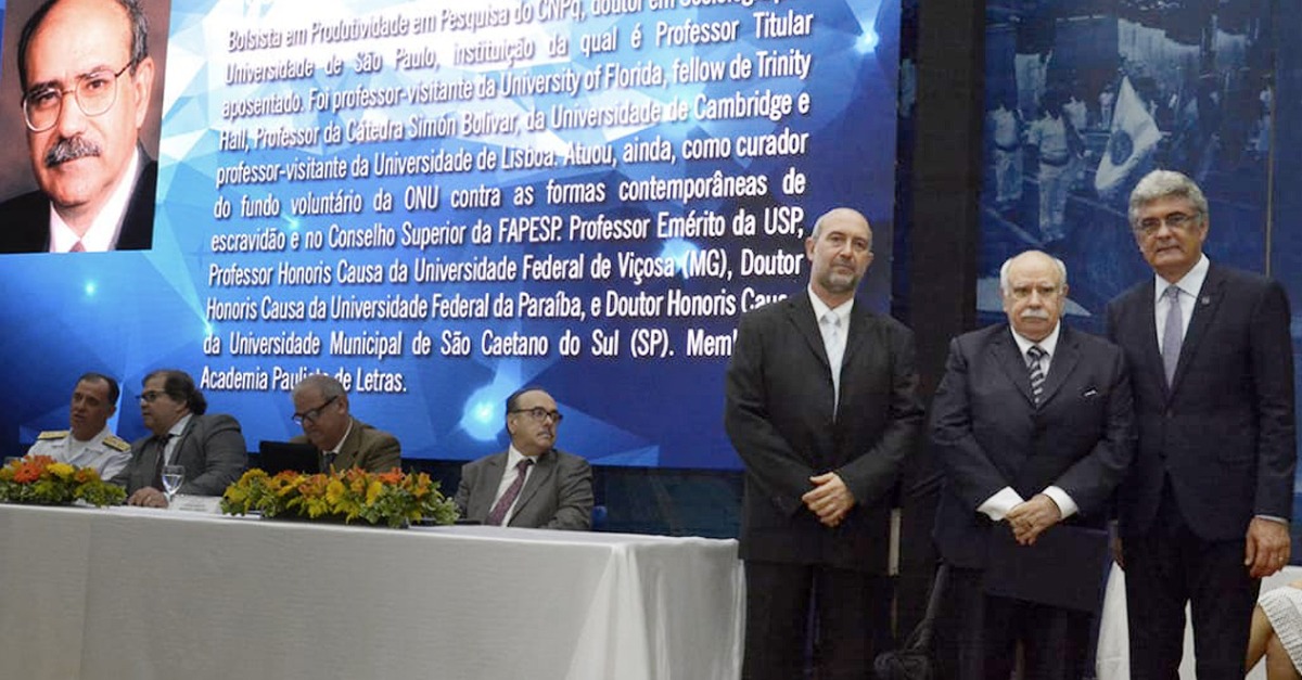 professor José de Souza Martins recebendo título de Pesquisador Emérito do CNPq 2019