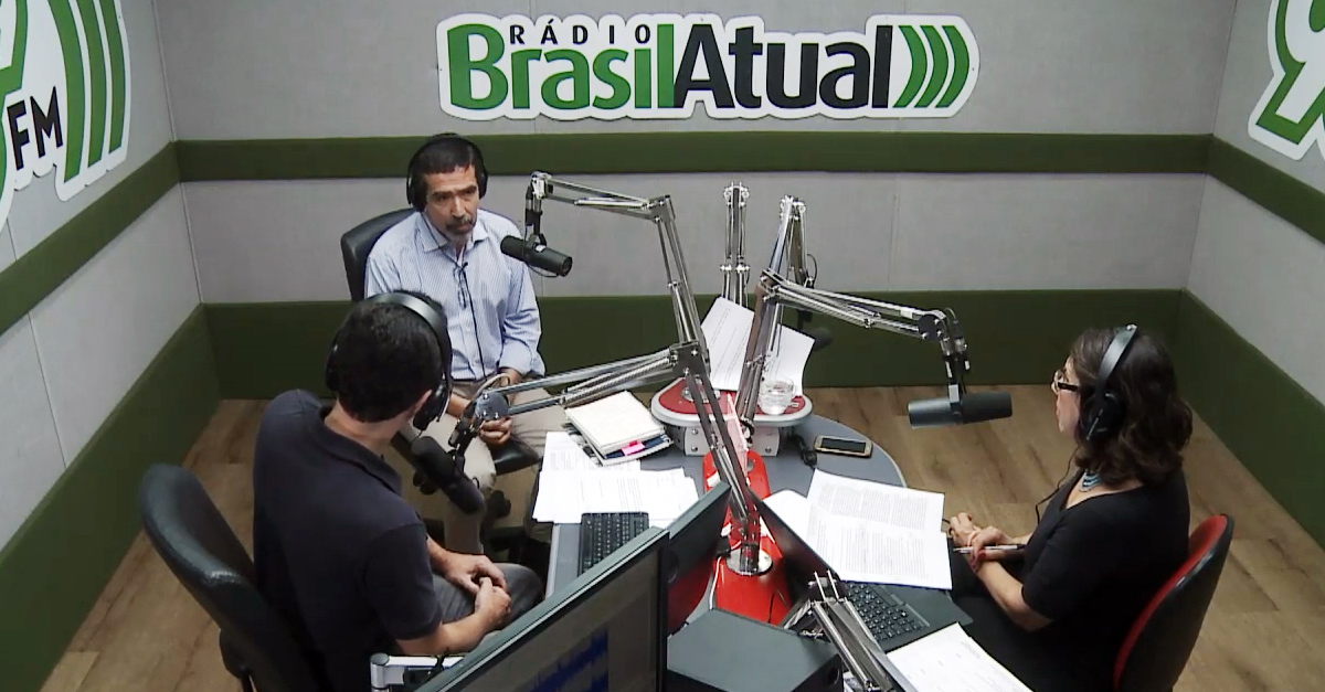 O professor Paulo Martins no estúdio da Rádio Brasil Atual
