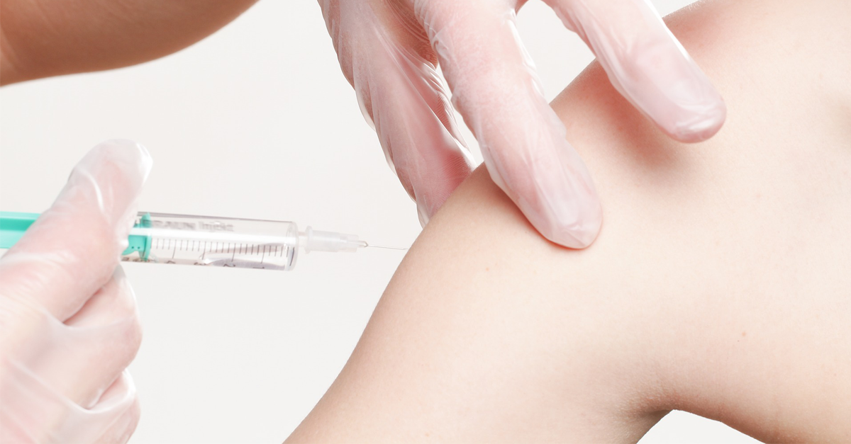 Imagem de um braço sendo vacinado
