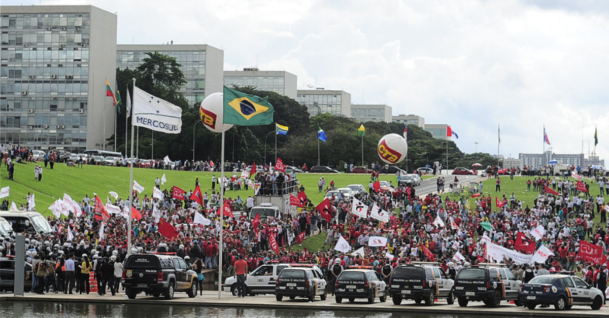 esplanada dos ministérios em Brasília com manifestação sindical, no ano de 2015