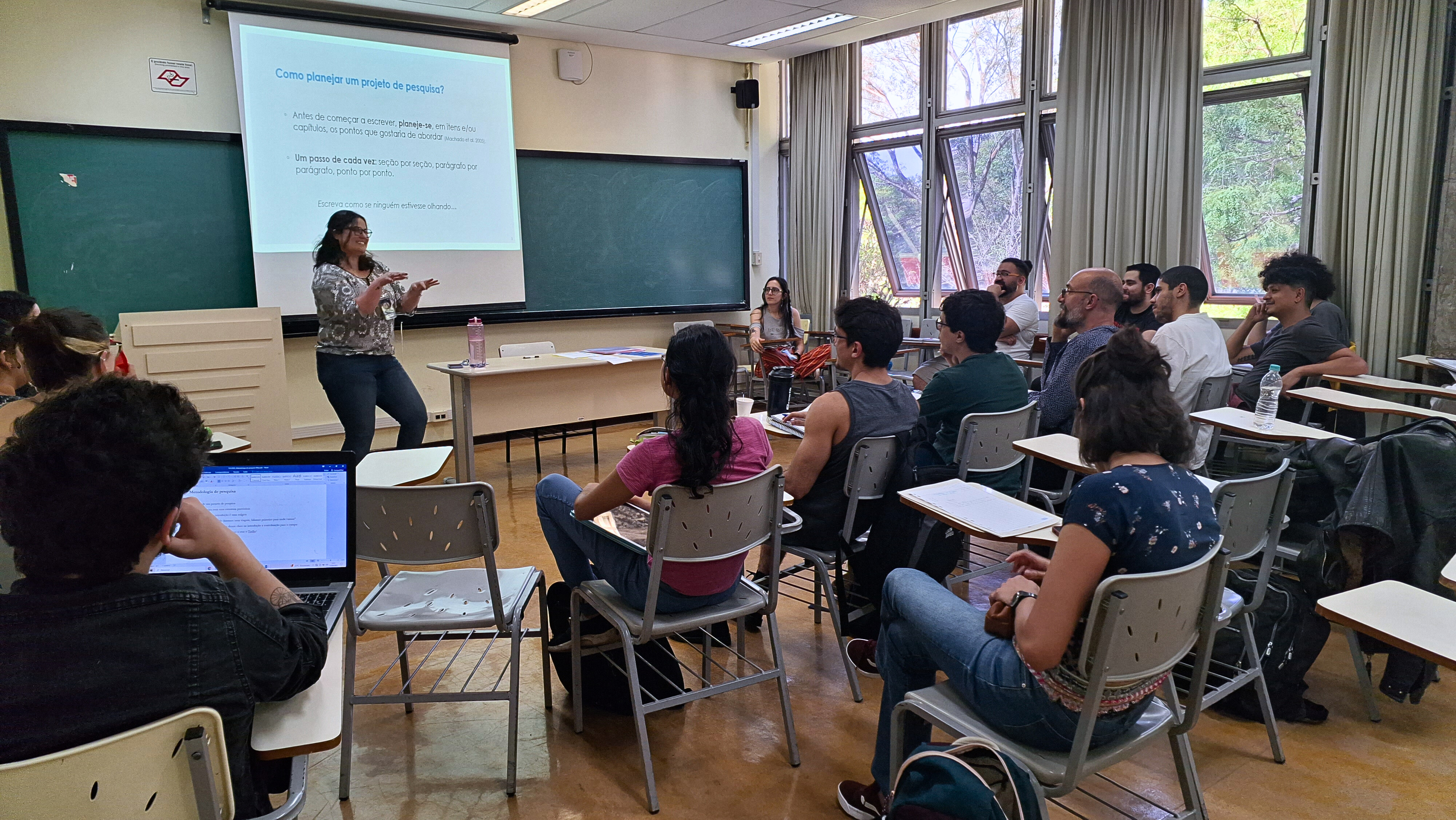 Alunos na aula aberta “Projeto de pesquisa: reflexões iniciais”, com a professora Marceli Aquino