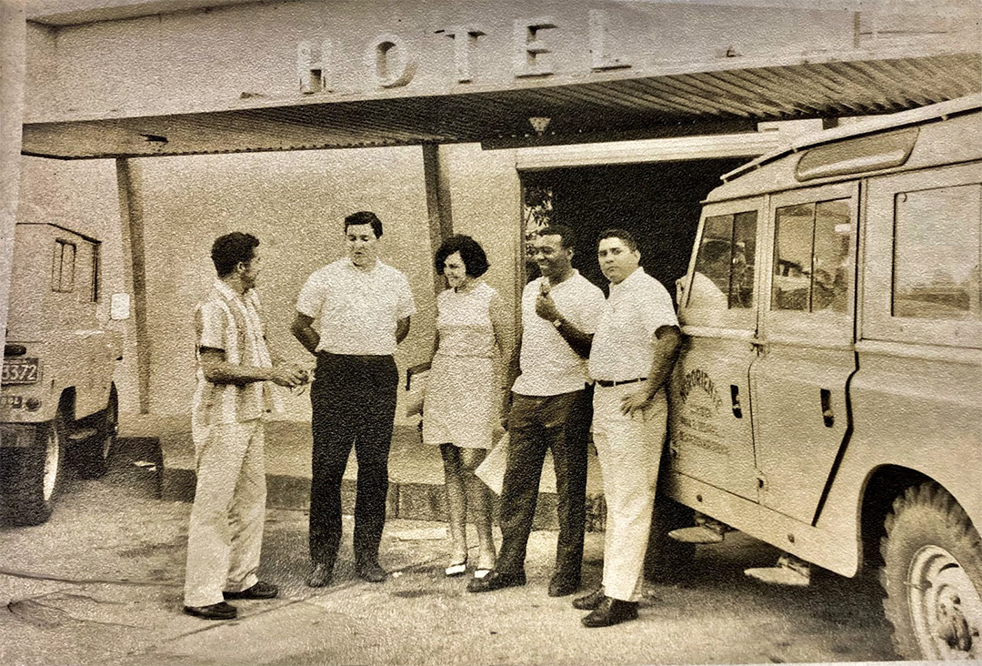 Milton Santos com grupo de amigos em frente a hotel