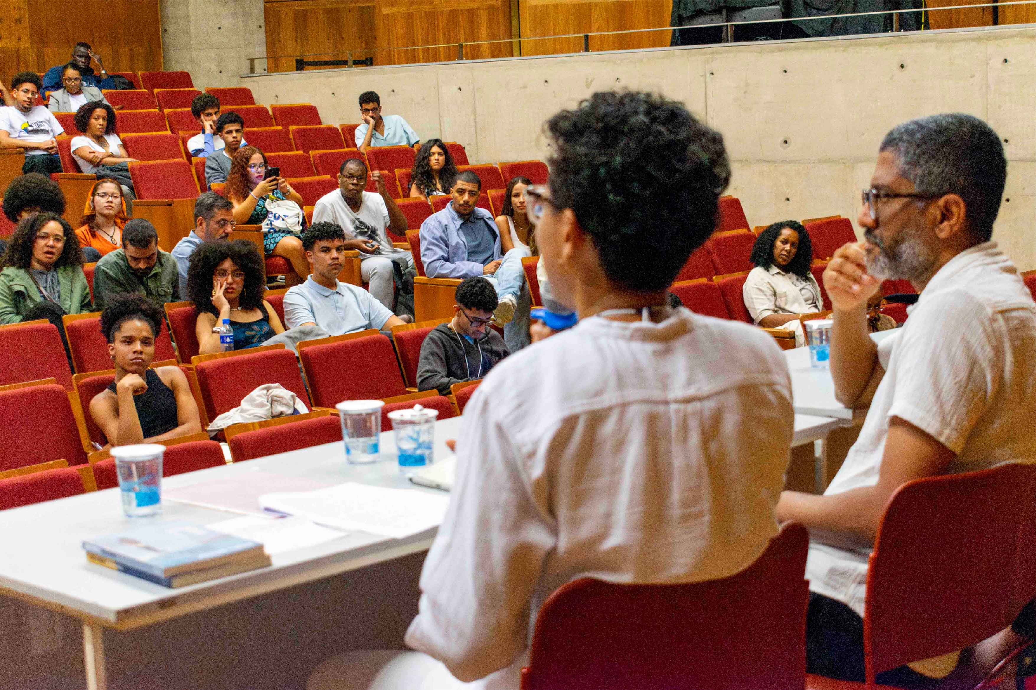 Fernanda Sousa e Jeferson Tenório conversando com o público