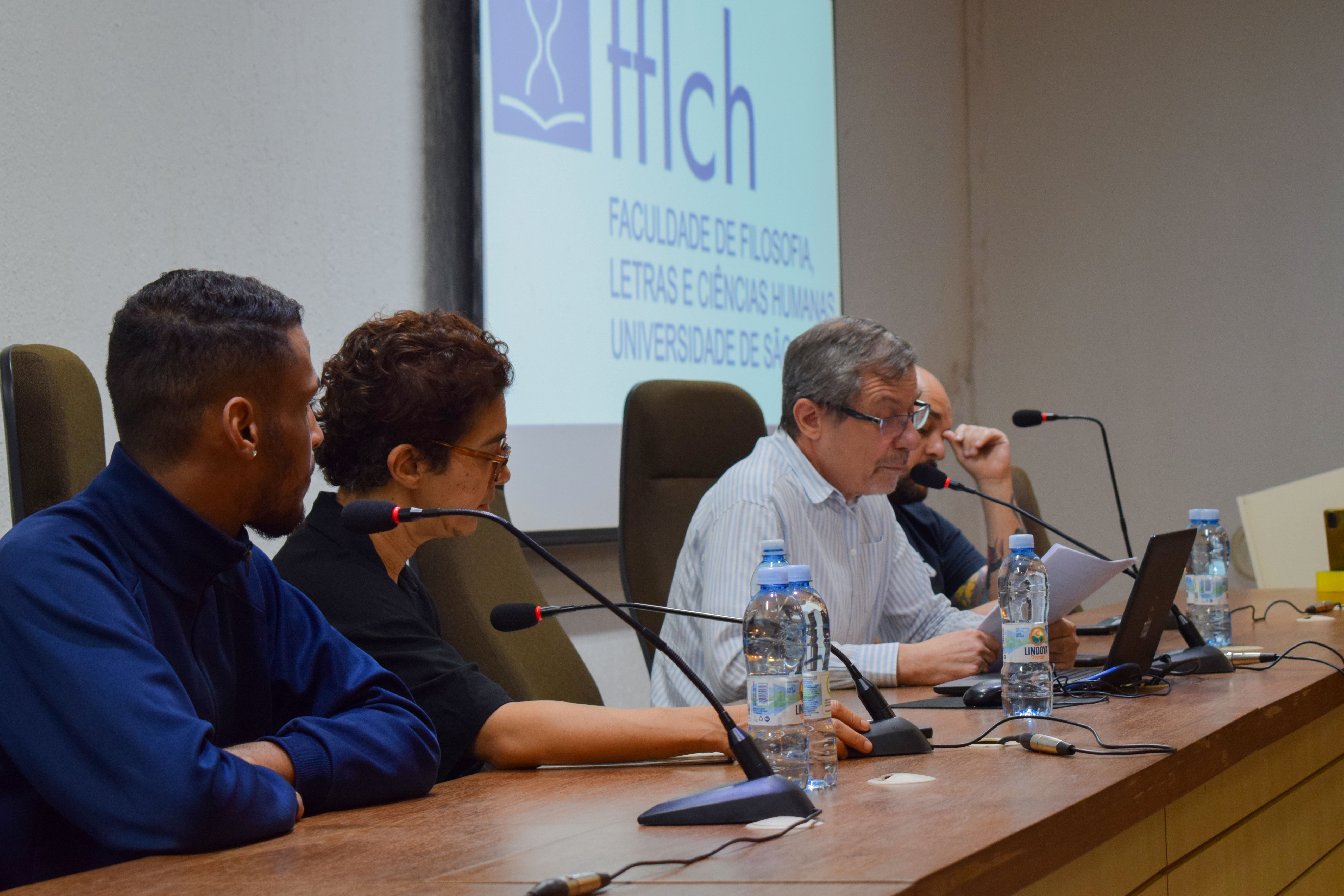 Mesa com diretores da FFLCH e representante do Centro Acadêmico da História