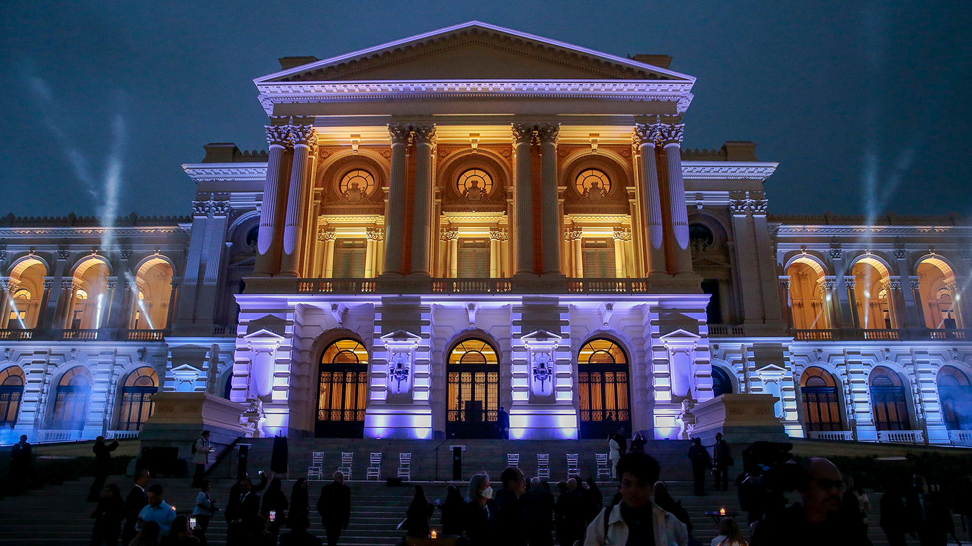 Foto do Museu Paulista com iluminação noturna