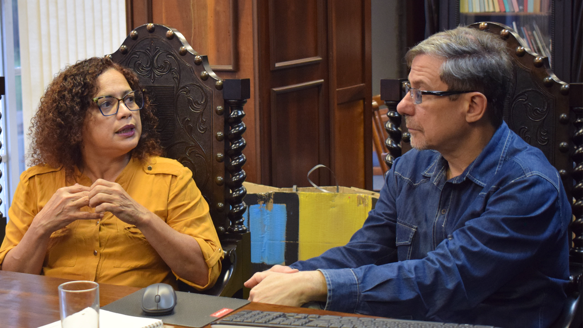 Diretora Denilza (à esquerda) conversando com diretor Adrián (à direita)