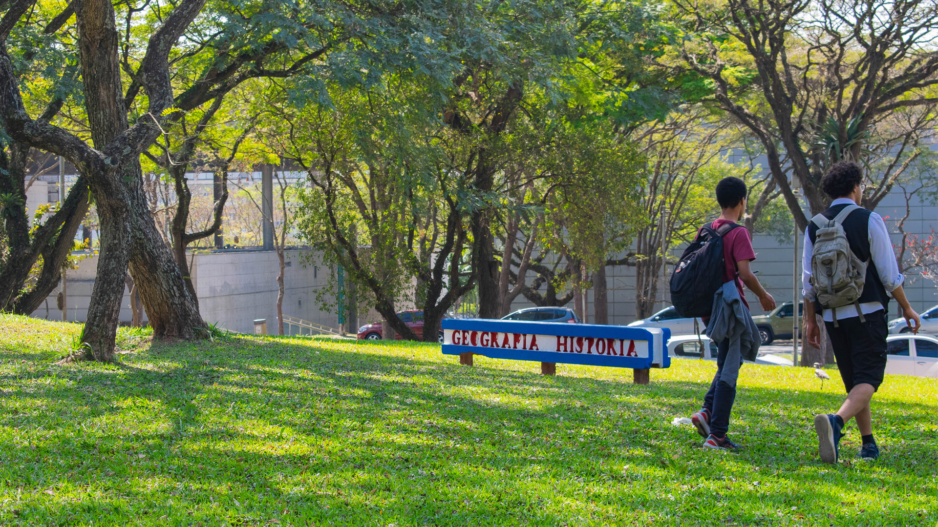 Imagem com placa dos cursos de Geografia e História da FFLCH USP