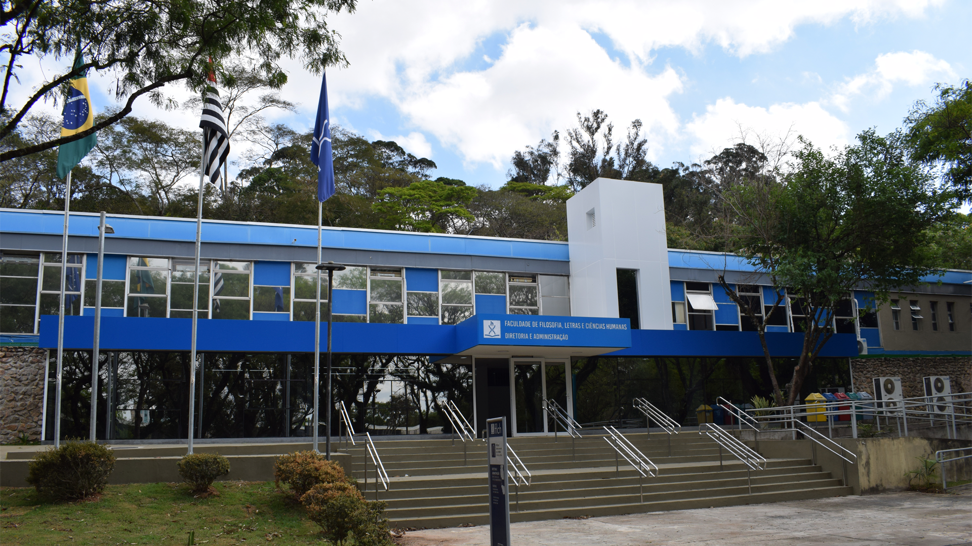Prédio da Administração da FFLCH USP de frente