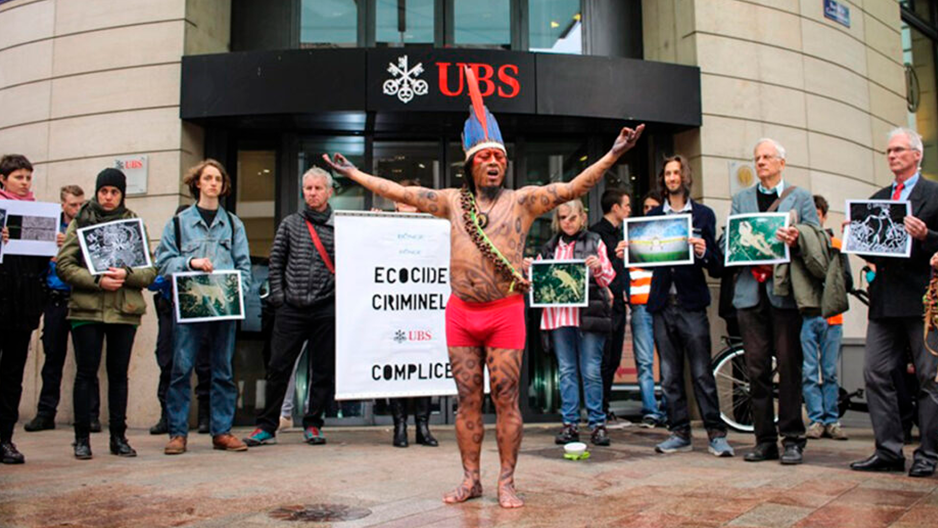 Jaider Esbell durante performance em Genebra, Suíça – Foto: Luna Bayard/Galeria Jaider Esbell