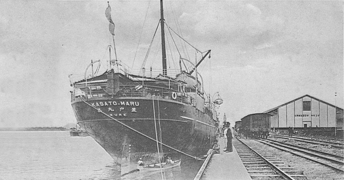 Kasato Maru, o navio que trouxe os primeiros imigrantes japoneses para o Brasil, atracado no armazém 14 do porto de Santos em 1908 – Foto: Wikipédia / Domínio Público