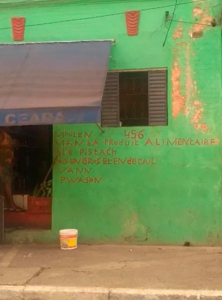 Mercearia com lista de produtos escrita em crioulo haitiano