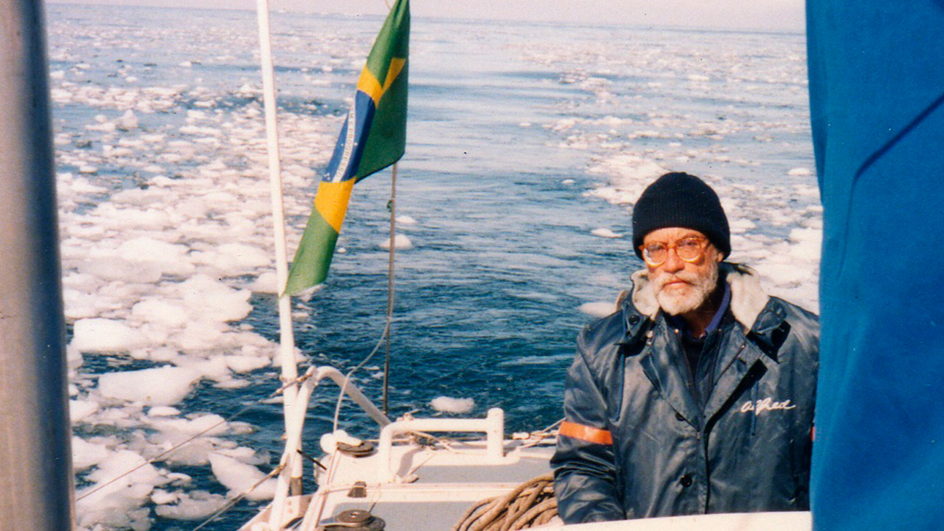 Professor Rubens Junqueira Villela dentro de uma embarcação