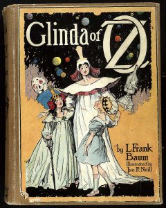 A capa original de um dos livros da série Oz escrita por L. Frank Baum- Wikimedia Commons