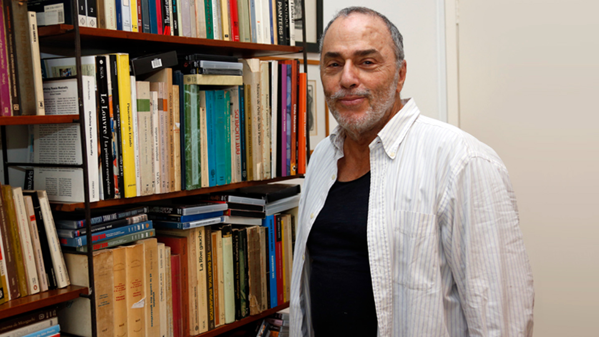 O professor Sergio Miceli em frente a uma estante de livros. Foto de Cecília Bastos para o Jornal da USP